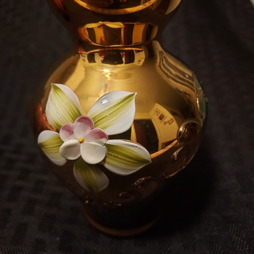 Beautiful green glass vase with 3D flower